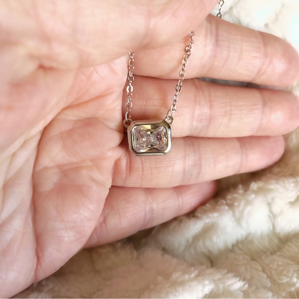 Elegant Silver Necklace with Clear Gemstone - Picture 4 of 9